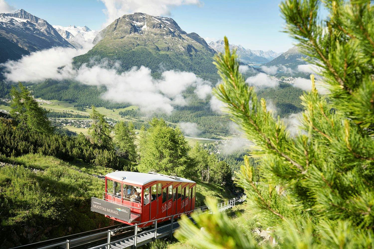 Der Ausflugsberg Muottas Muragl bietet einen weiten Ausblick über das Oberengadin.