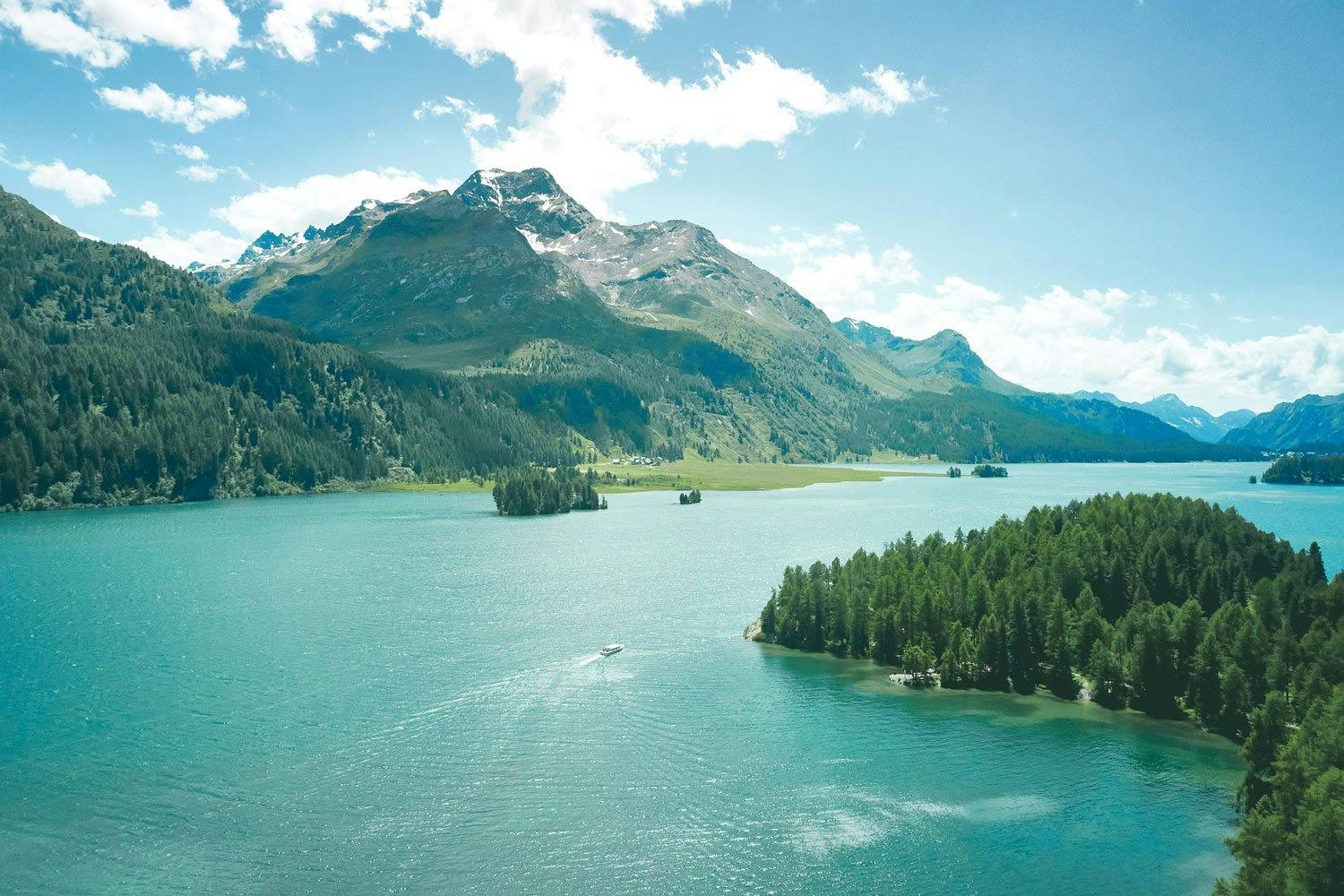 Entdecke den wunderschönen Silsersee mit einer Schiffsfahrt.