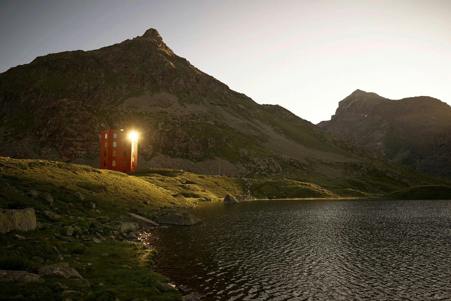Durch die vielen Öffnungen wirkt der holzige Julierturm fast transparent.