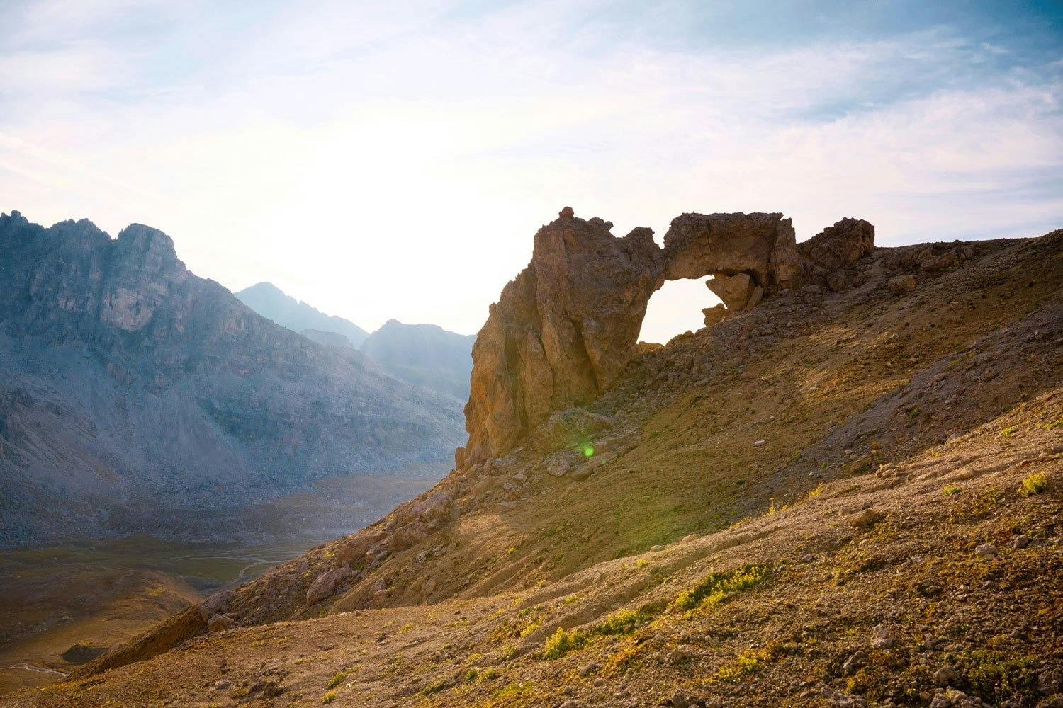 Im Flügel des Piz Ela klafft ein 2,5 Meter hohes und 6 Meter breites Loch: Das Ela-Loch.