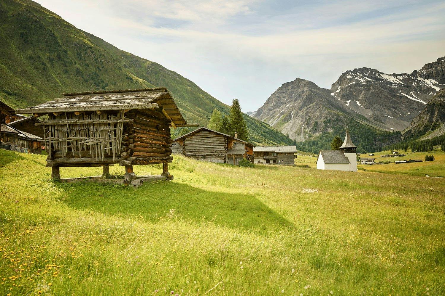 Umgeben von markanten Gipfeln und dichten Wäldern: Das Walserdörfli Sertig mit der auffallenden kleinen Kirche.