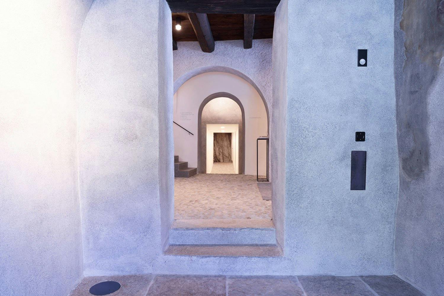 Das im 2019 eröffnete Muzeum Susch stellt zeitgenössische Kunst aus. Das Museum ist auch architektonisch ein Meisterwerk.