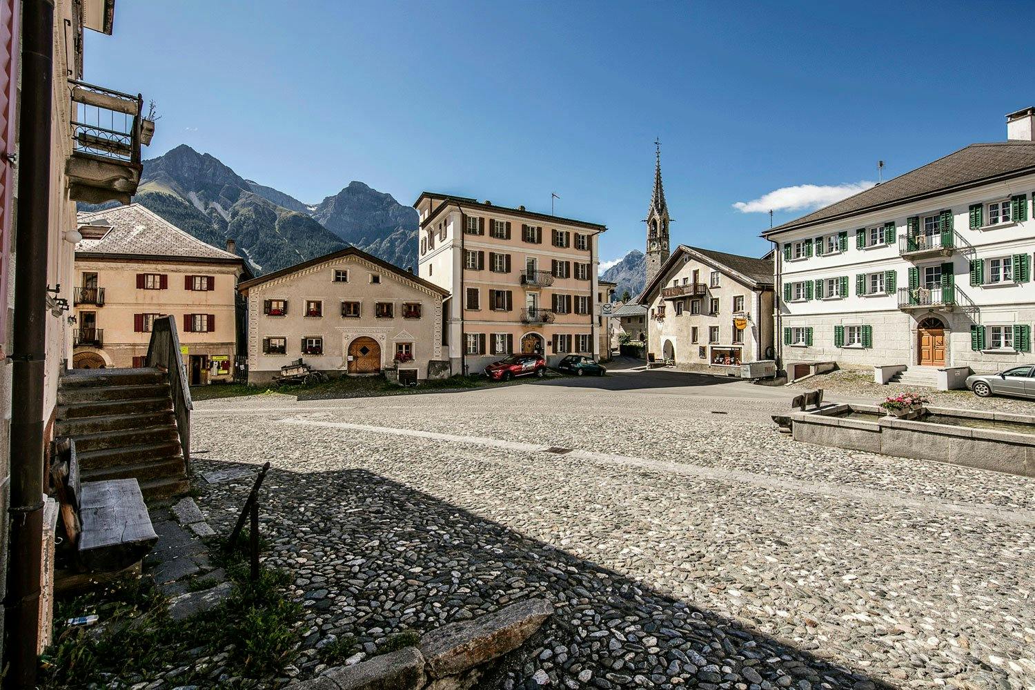 Entdecke die rätoromanische Kultur im authentischen Dörfchen Sent.