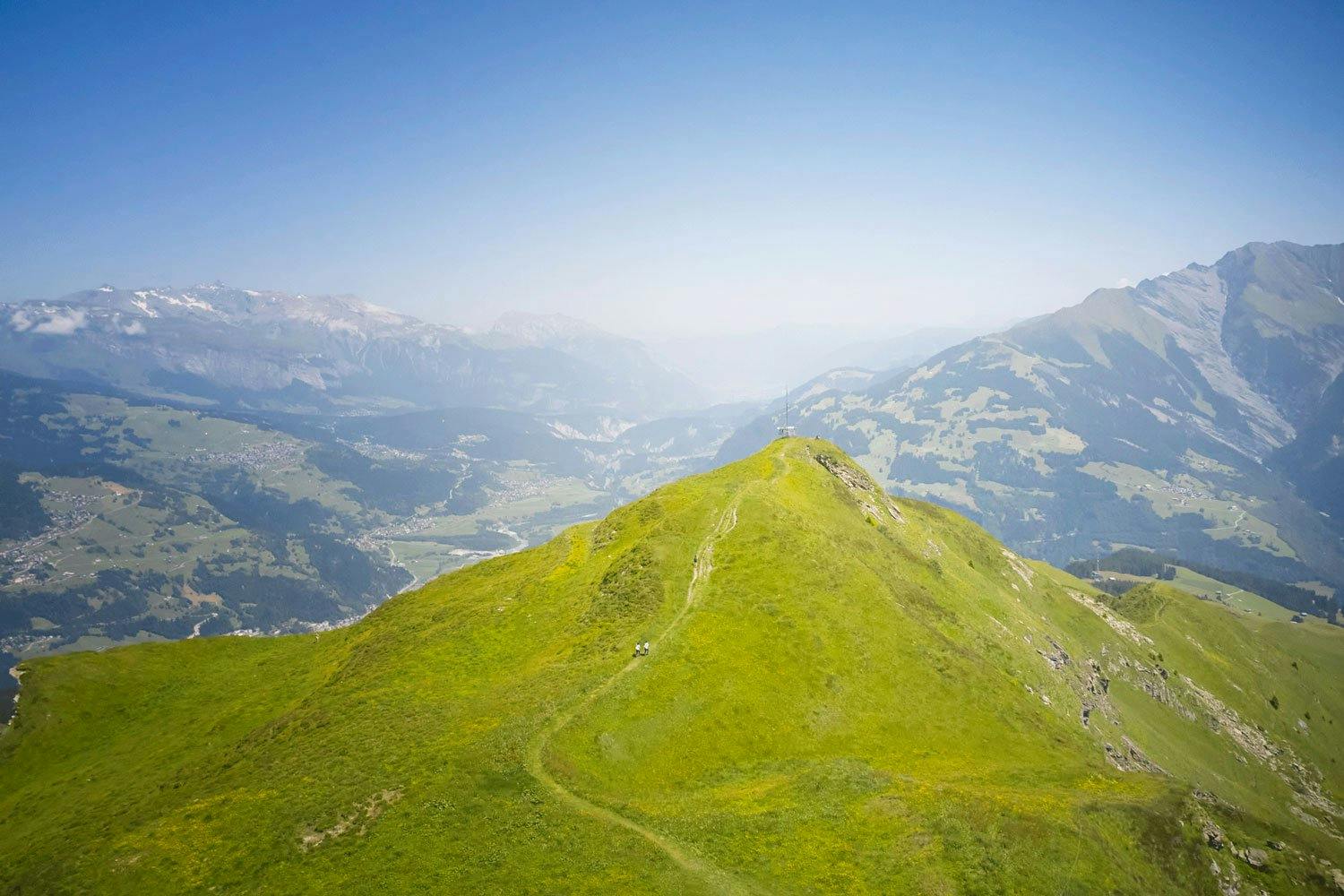 Eine atemberaubende Weitsicht vom Gipfel des Piz Mundaun, Surselva.