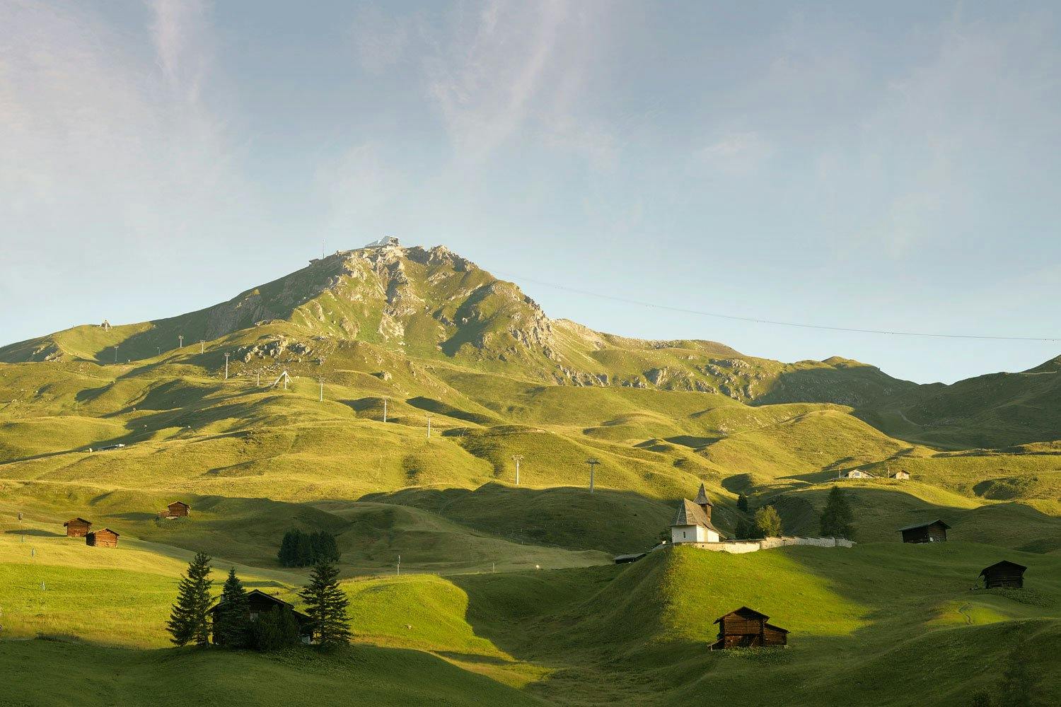 Geniesse die Aussicht auf das Weisshorn, den höchsten Berg Arosas.