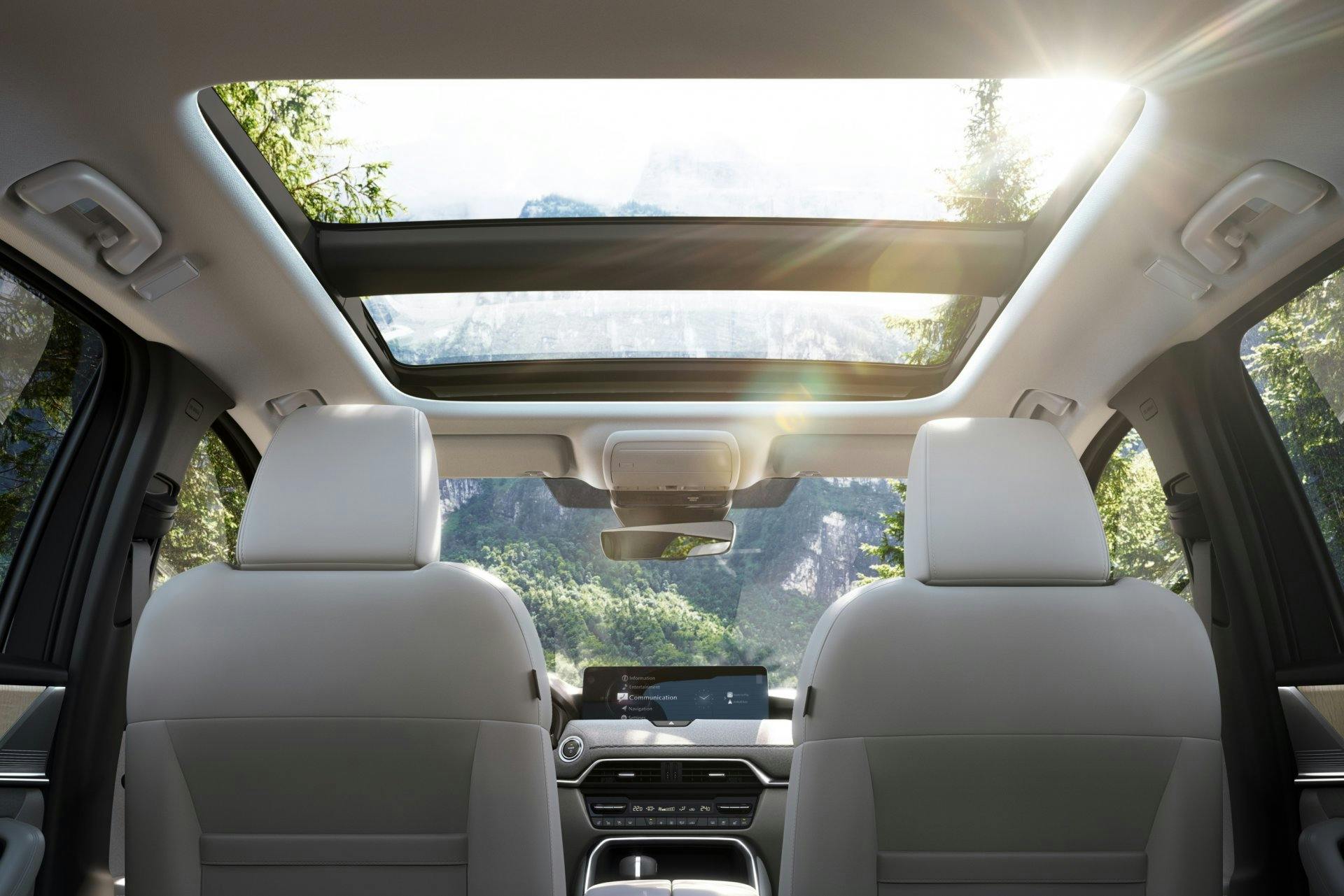 Das komfortable, elegante Interieur bietet eine breite Palette an ...