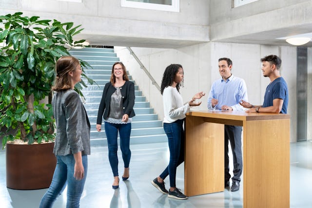 Innovative Lernsettings und persönlicher Austausch. Die Studierenden lernen zu zwei Dritteln online, zu einem Drittel persönlich vor Ort.