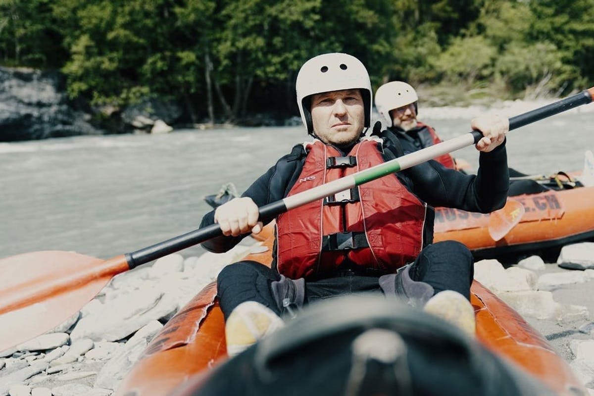 Claudio Zuccolini und Nik Hartmann erkunden die Rheinschlucht mit dem Kajak.