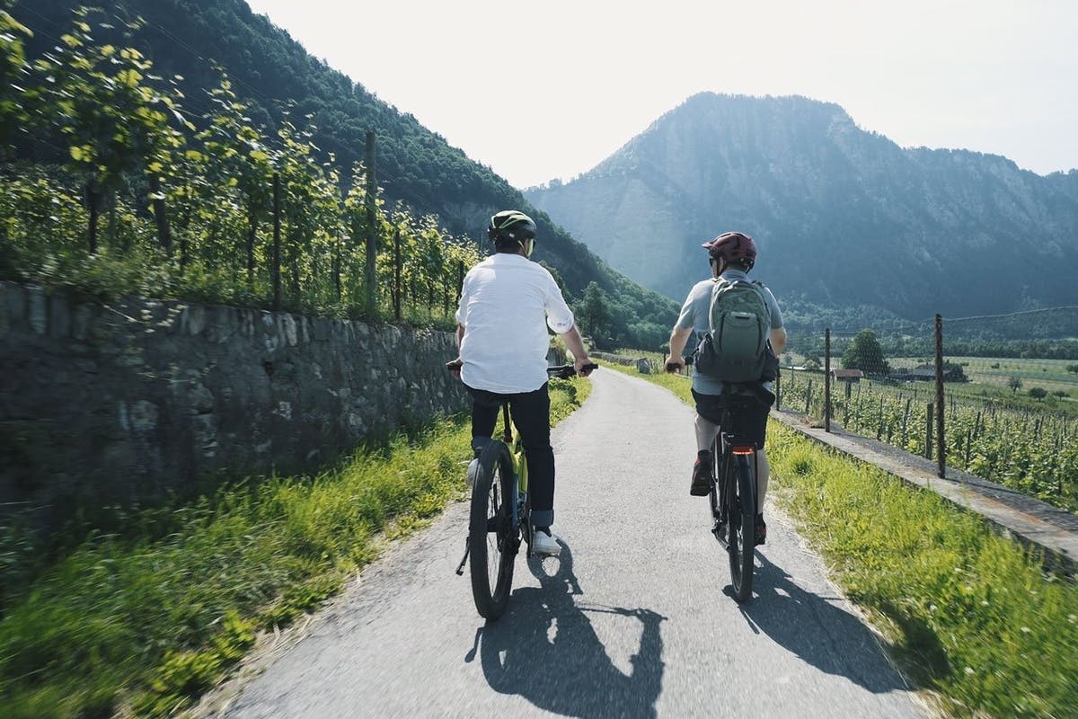 Die wunderschöne Bergwelt lässt sich zu Fuss, mit dem Velo oder auf dem Wasser bewundern.