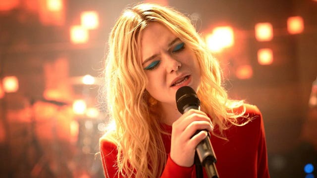 Just sing your heart out: Violet gibt alles, um ihrem einfachen Leben zu entfliehen.