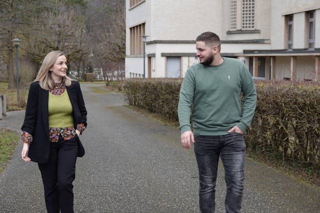 Teuta Kasa ist Studierende der Höheren Fachschule zur dipl. Pflegefachfrau und Mike Ehrhart steht in der Ausbildung zum Fachmann Gesundheit EFZ.