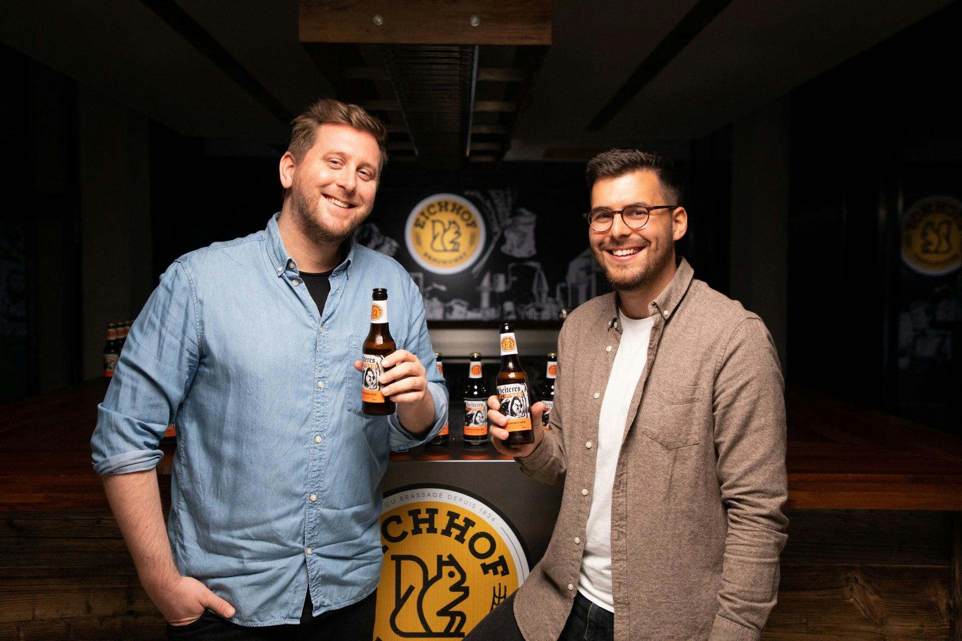 Bernhard Müller, Biersommelier und Barchef der Luzerner Bar «Nachbar», trifft Eichhof-Bierbotschafter Remo Viceré zum Gespräch rund um das trübe Bier...