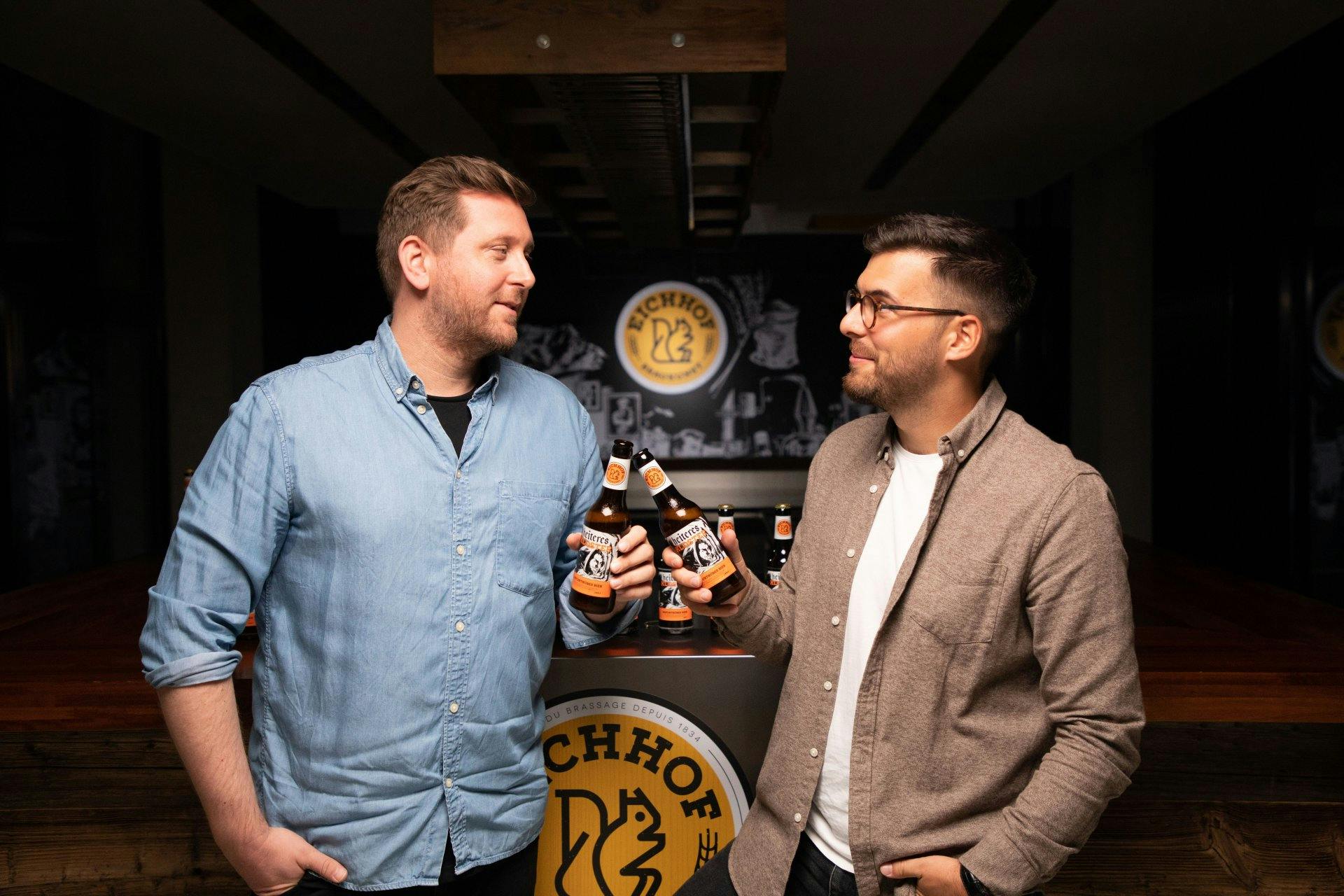 Das Lieblingsbier der beiden Luzerner: Das «Heitere Kloster» wird in der «Nachbar» im Offenausschank angeboten, was die beiden auch persönlich freut.