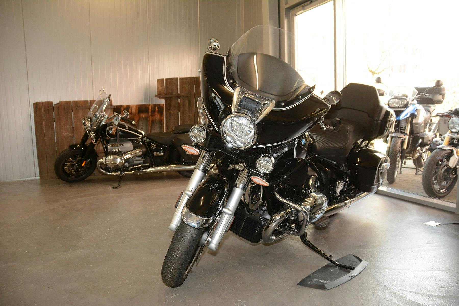 Die eindrucksvoll gestaltete BMW R 18 imponiert mit einem riesigen 1,8-Liter-Boxermotor und bietet trotz ihrer enormen Power entspannten Fahrgenuss.