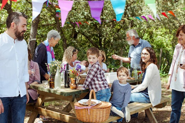 Hoffentlich können Familien bald wieder so zusammen sein. Und hoffentlich haben sie den Nachlass geregelt. Hoffentlich können Familien bald wieder so zusammen sein. Und hoffentlich haben sie den Nachlass geregelt.