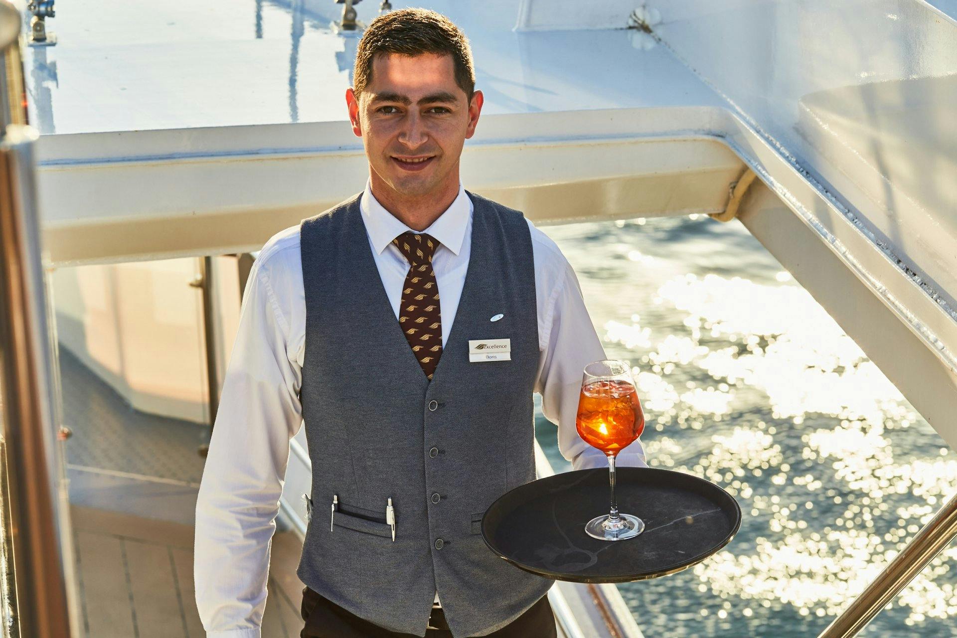 Lass dich an Deck vom freundlichen Personal verwöhnen.