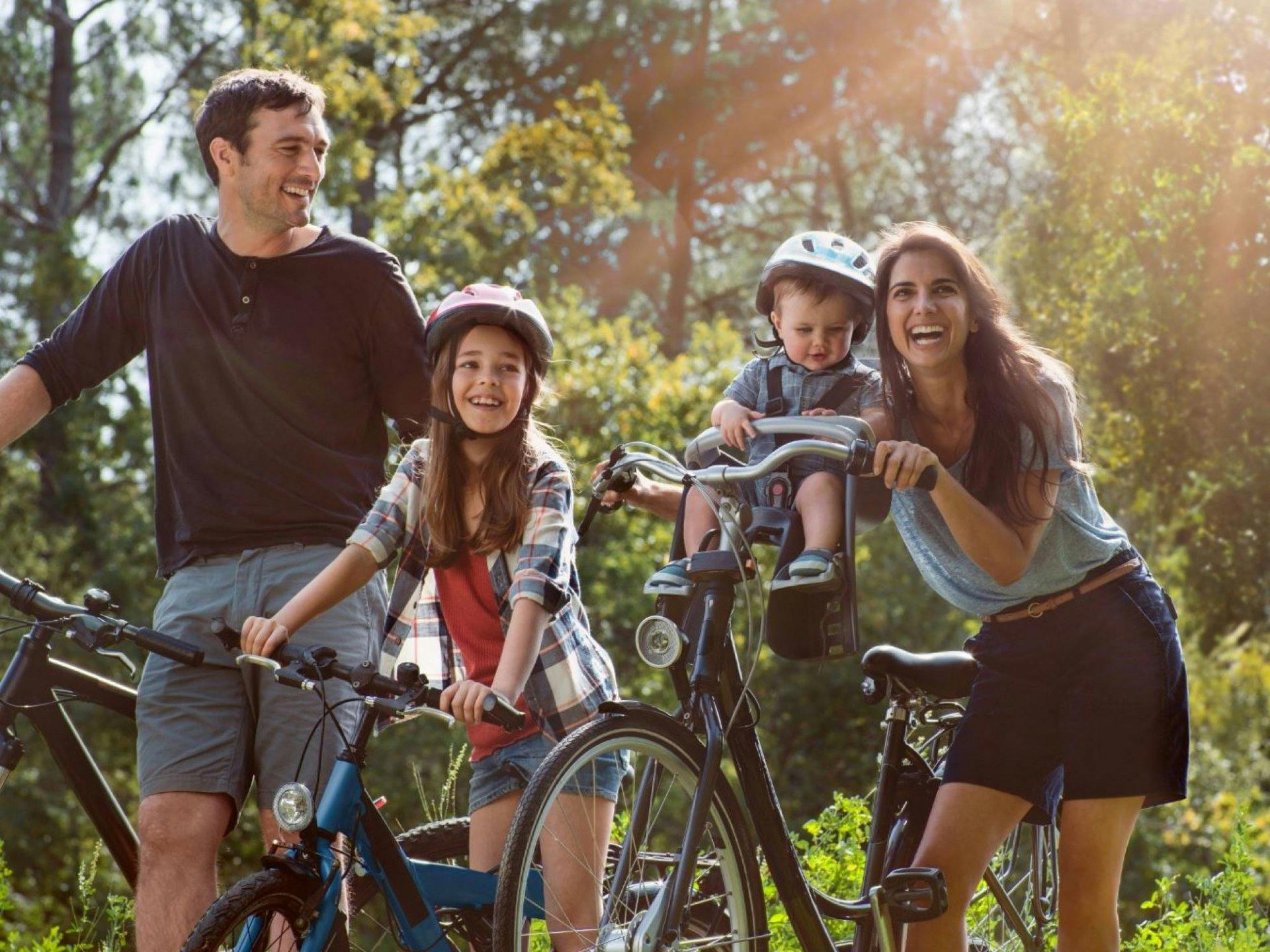 Erkunde die malerische Umgebung auf Velo- und Wanderwegen.