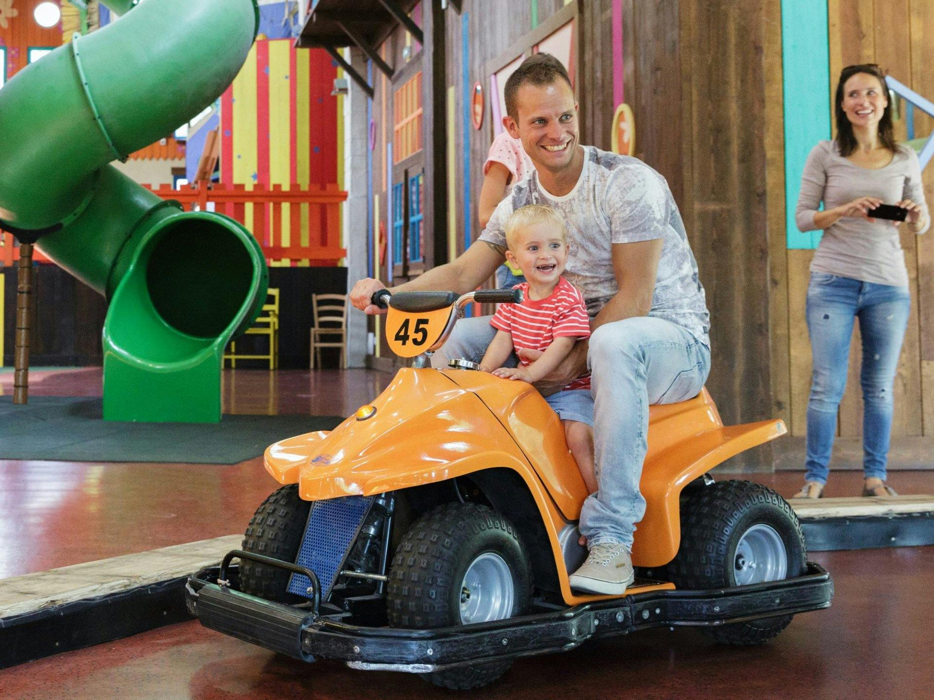 Wetterunabhängige Unterhaltung in den beiden Indoor-Spielwelten.