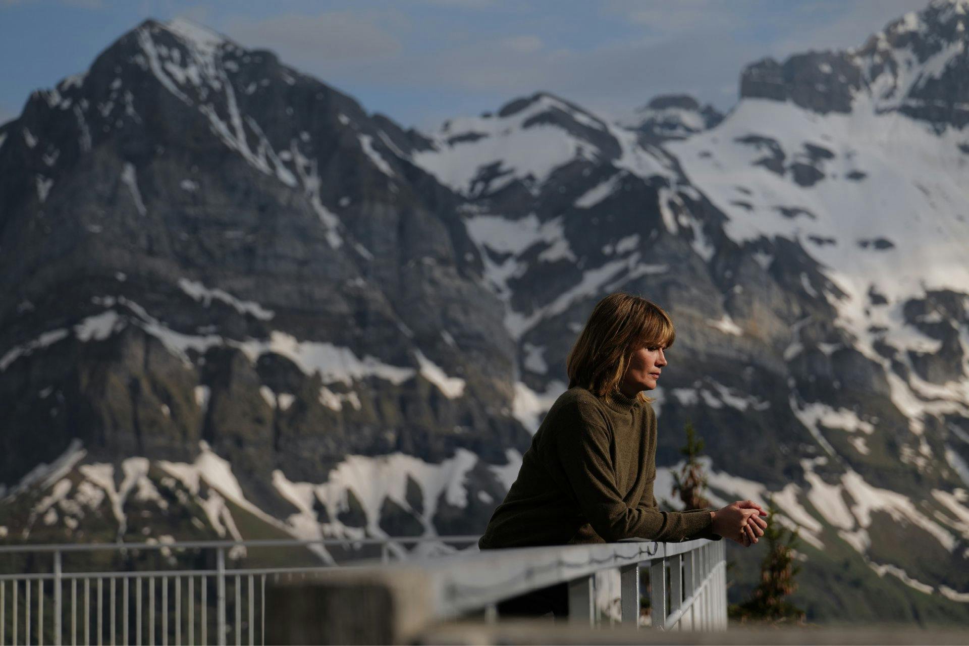 L'enquêtrice Sterenn Peiry (Marina Hands) est chargée d'élucider un meurtre.