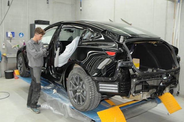 Diego Cassol kann, obwohl erst im ersten Lehrjahr, bereits an den modernsten Fahrzeugen der
erst 2003 gegründeten Marke Tesla arbeiten.