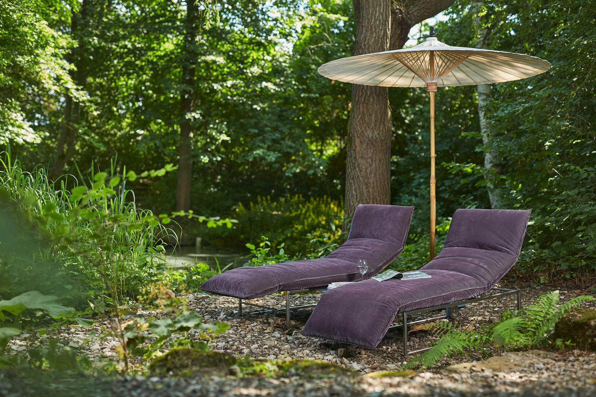 So bequem wie ein Bett, so mobil wie ein Liegestuhl: Auf der Gartenliege Lettino von Bullfrog kann man wunderbar abschalten.