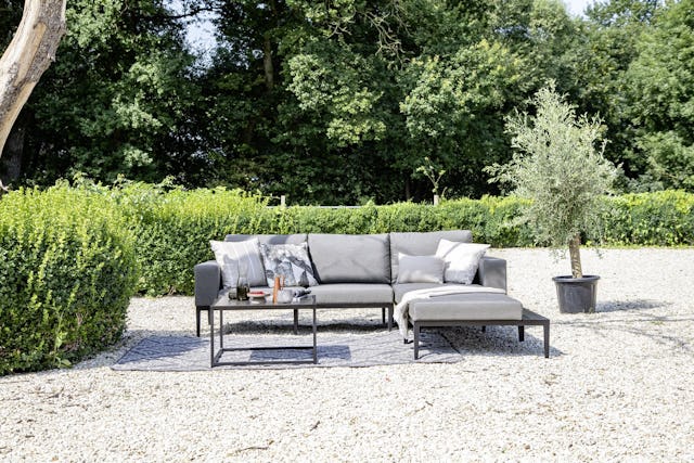 Ob an heissen Sommertagen oder bei Regenwetter, die Serie Curaçao von «Schöner Wohnen» mit Lounge, Tisch und Hocker macht das ganze Jahr über eine gute Figur. Lästiges Wegräumen entfällt, denn hier kommt der Allwetterstoff Sunbrella® zum Einsatz.