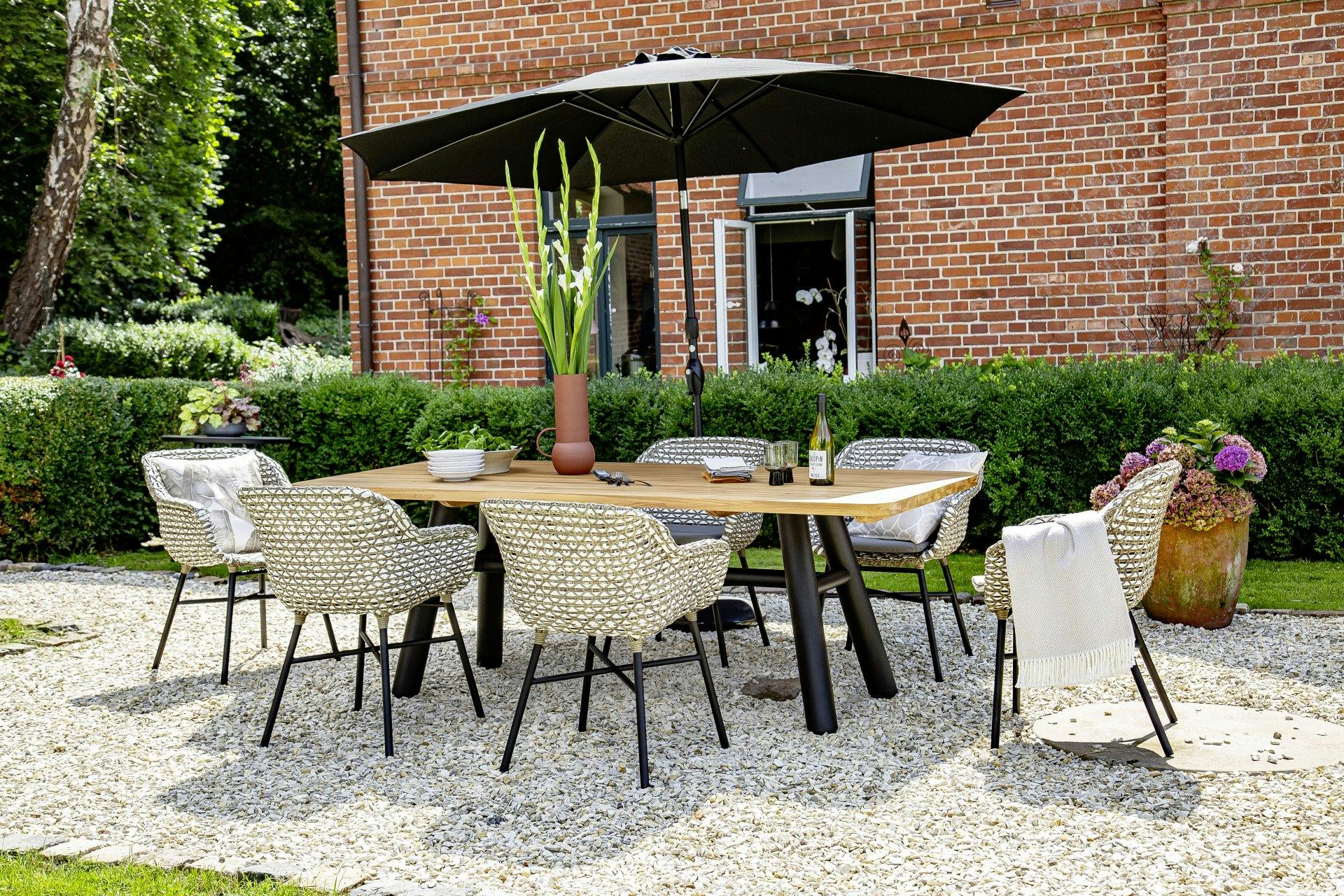 Vintage-Look mit dem gewissem Etwas: Schicke schwarze Untergestelle gepaart mit der natürlichen, zertifizierten Teakholzplatte des Tisches machen die...