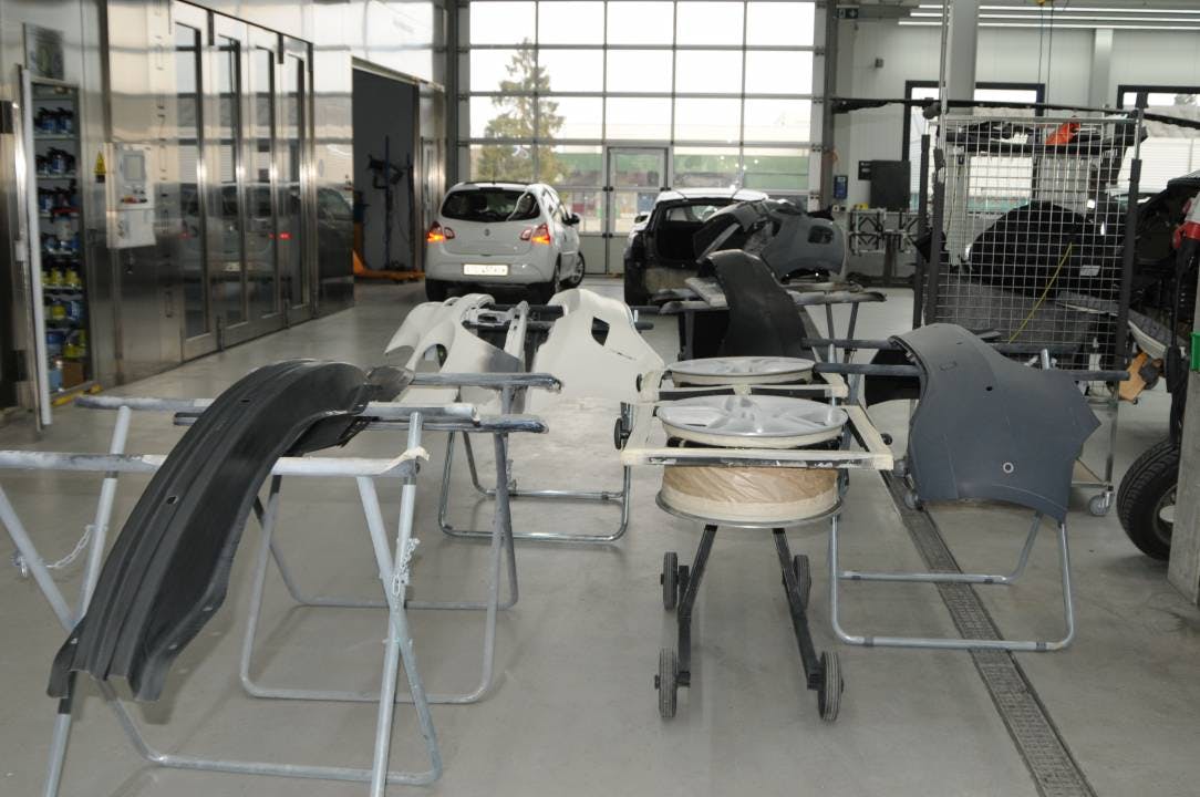 Im Grunde sind Tesla-Autos wie andere auch. Es gibt Carrosserieteile und Felgen zu reparieren.