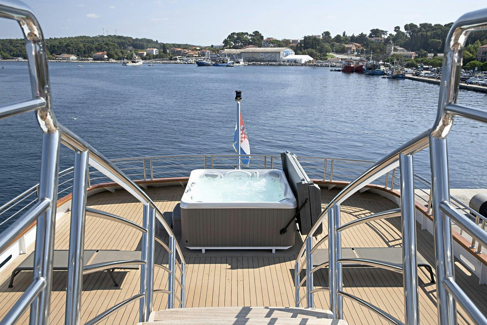 Beste Aussichten und Wasserspass: Ob im kristallklaren Meer oder im Whirlpool.