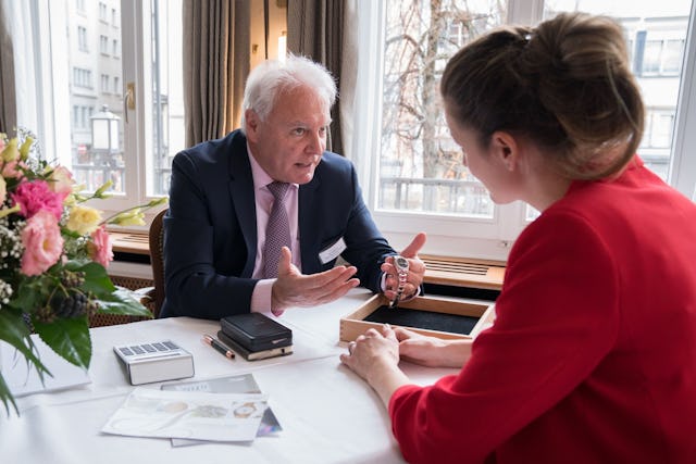 Sie können online mitbieten oder Ihre Lieblingsstücke vor Ort persönlich begutachten.