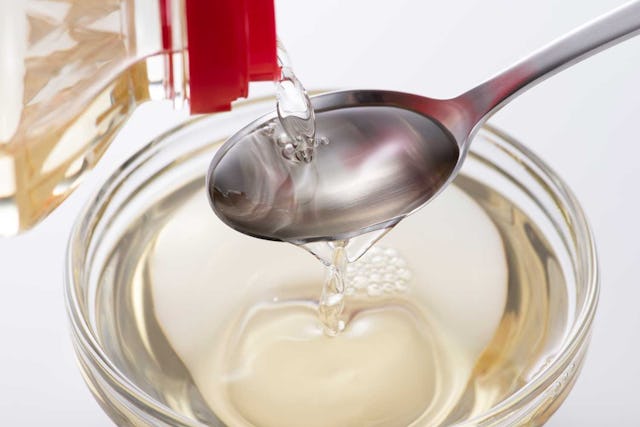 Alternative zu umweltschädlichen Weichspülern: weisses Haushaltsessig.