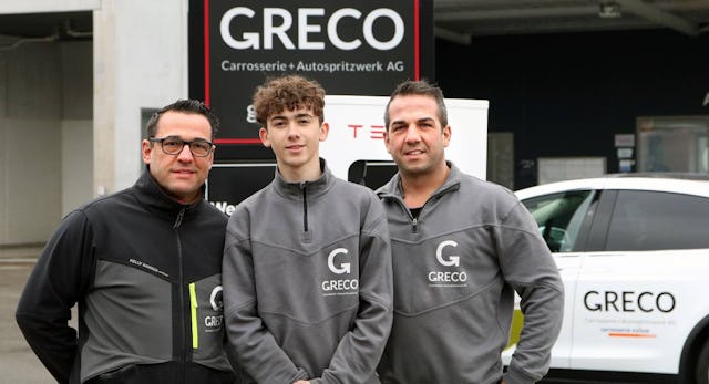 Francesco (l.) und Adriano Greco (r.) mit dem weltweit jüngsten Tesla-Hochvolt-Techniker Diego Cassol. (Foto: Wiler Nachrichten)