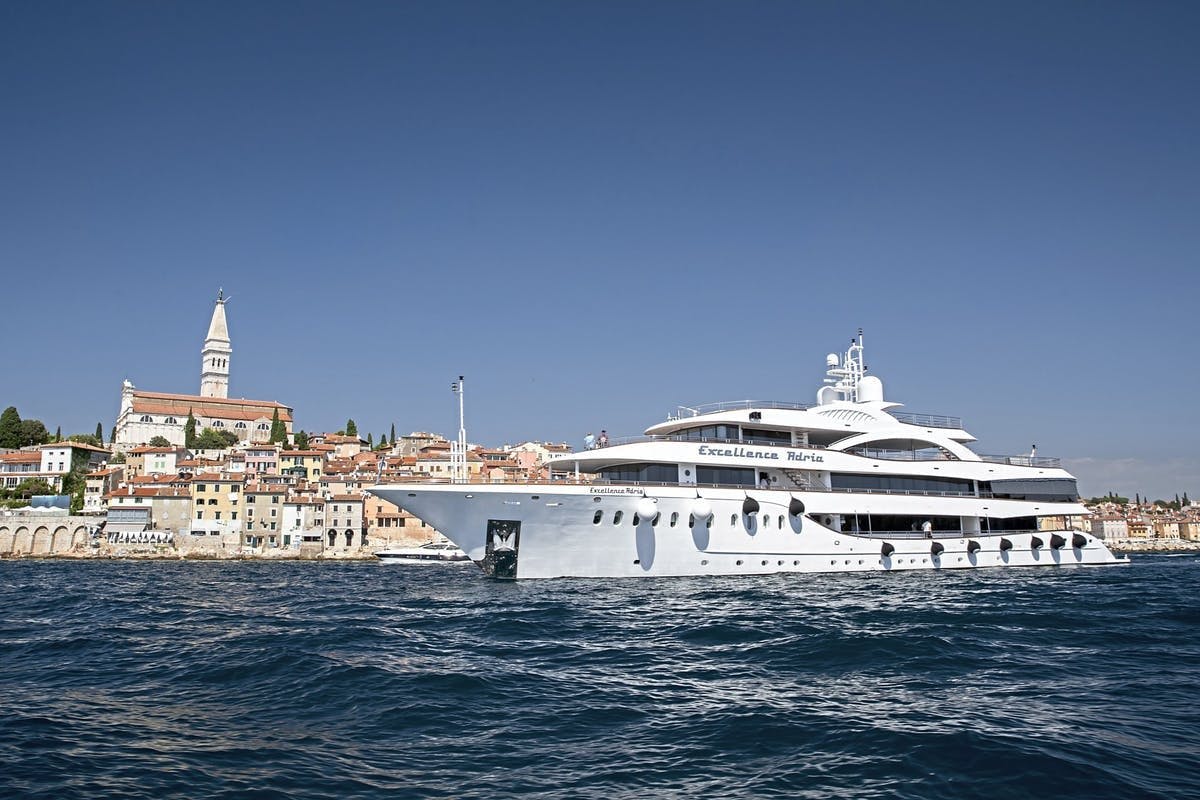 Der edle Adria-Cruiser vom Reisebüro Mittelthurgau bringt dich an die schönsten Orte rund um Istrien und Dalmatien.