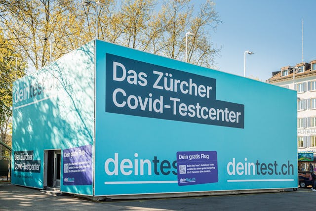 Du erhältst einen gratis Europaflug für 2 Personen (hin-/zurück) beim Kauf von 2 Antikörpertests im Testcenter beim Zürcher Hauptbahnhof.