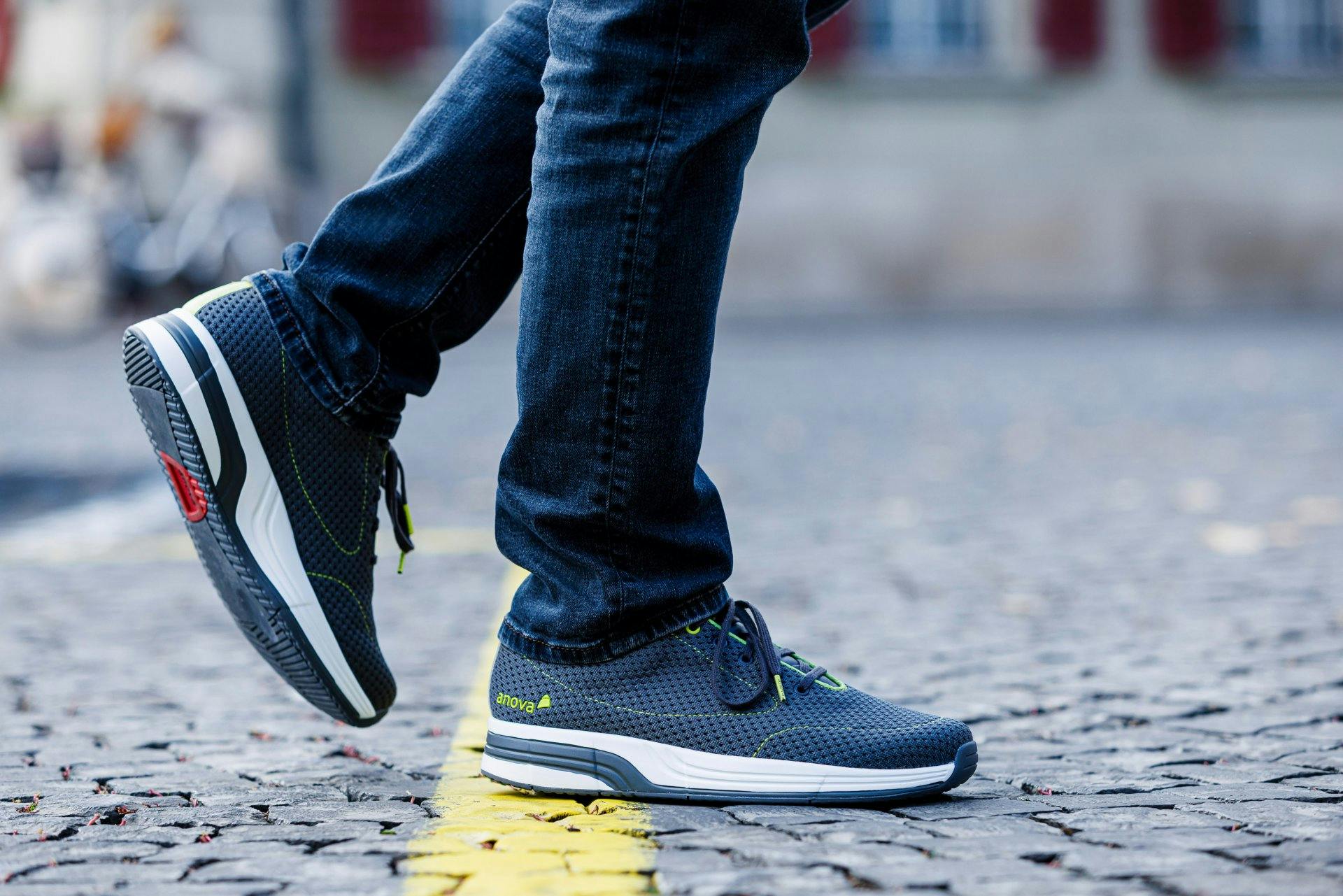 Bequem unterwegs in Stadt und Land: Anova Lorenzo Dark Grey für Herren.