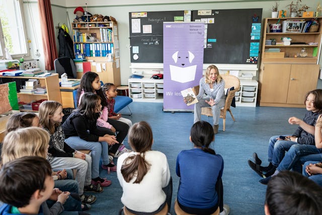 Andrea Vetsch liest am Schweizer Vorlesetag der 3. Klasse der Primarschule Sihlfeld (Zürich) vor.