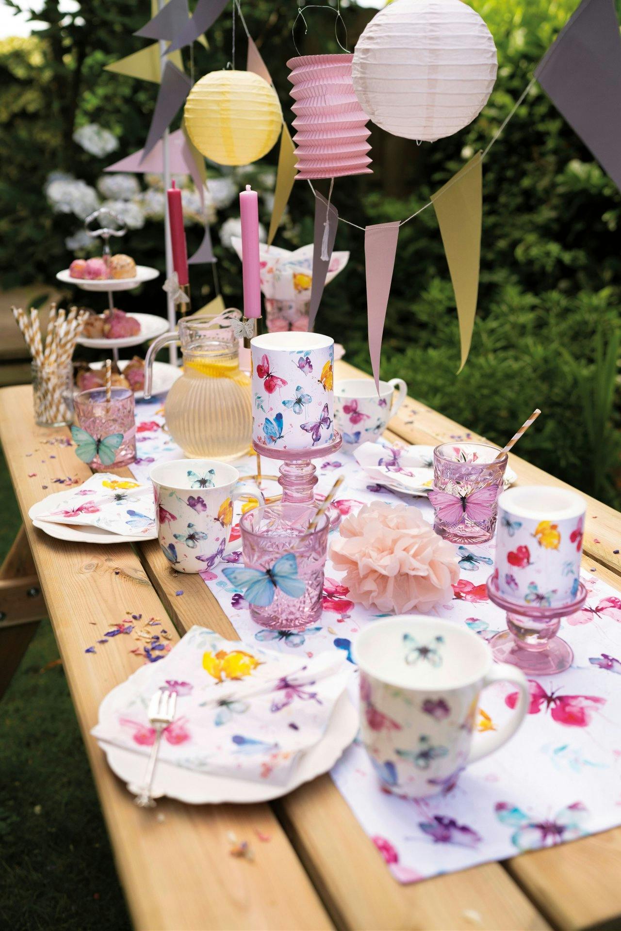 Diese Deko-Ideen peppen Balkon und Terrasse auf.