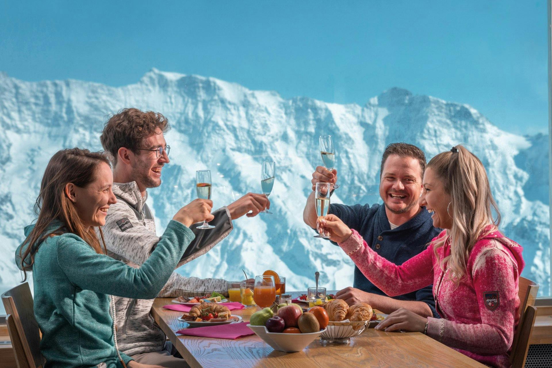 Umgeben vom 360°-Bergpanorama kannst du dich kulinarisch verwöhnen lassen.