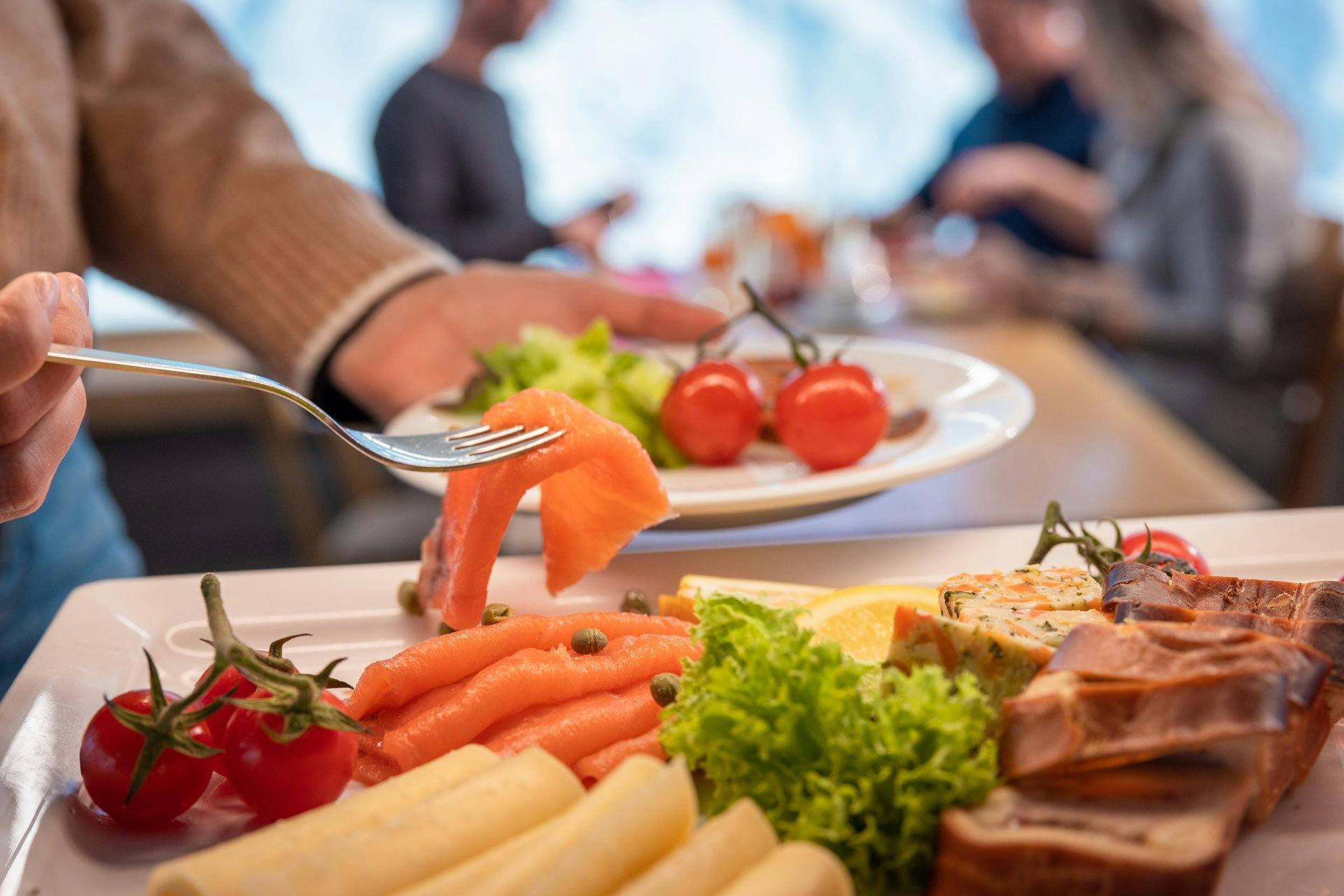 Geniesse die Köstlichkeiten vor grandioser Bergkulisse.