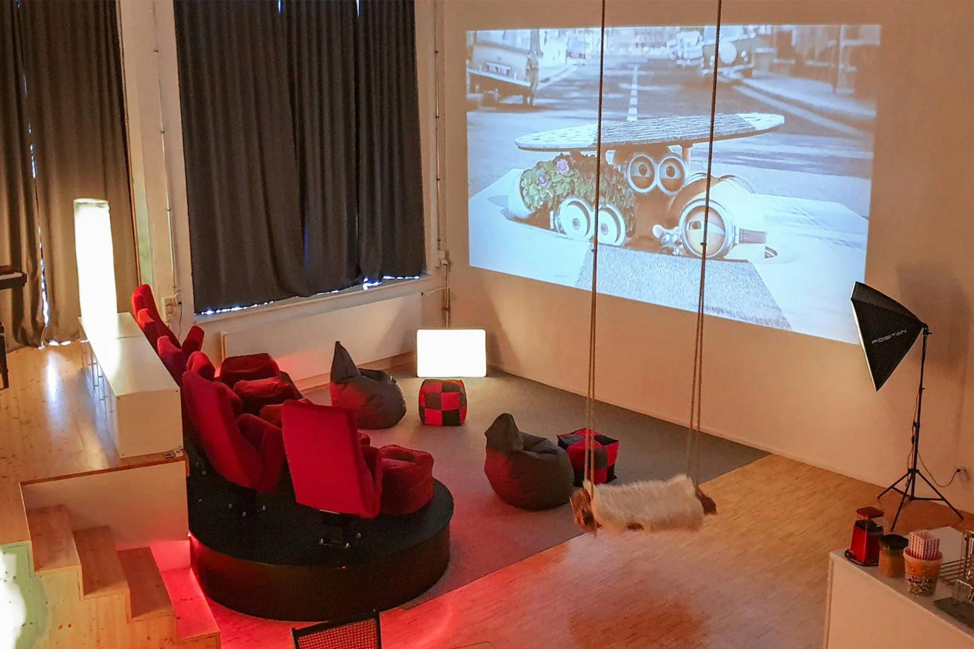 Film ab! Im Heimkino geniesst ihr eure Lieblingsfilme auf Grossleinwand.