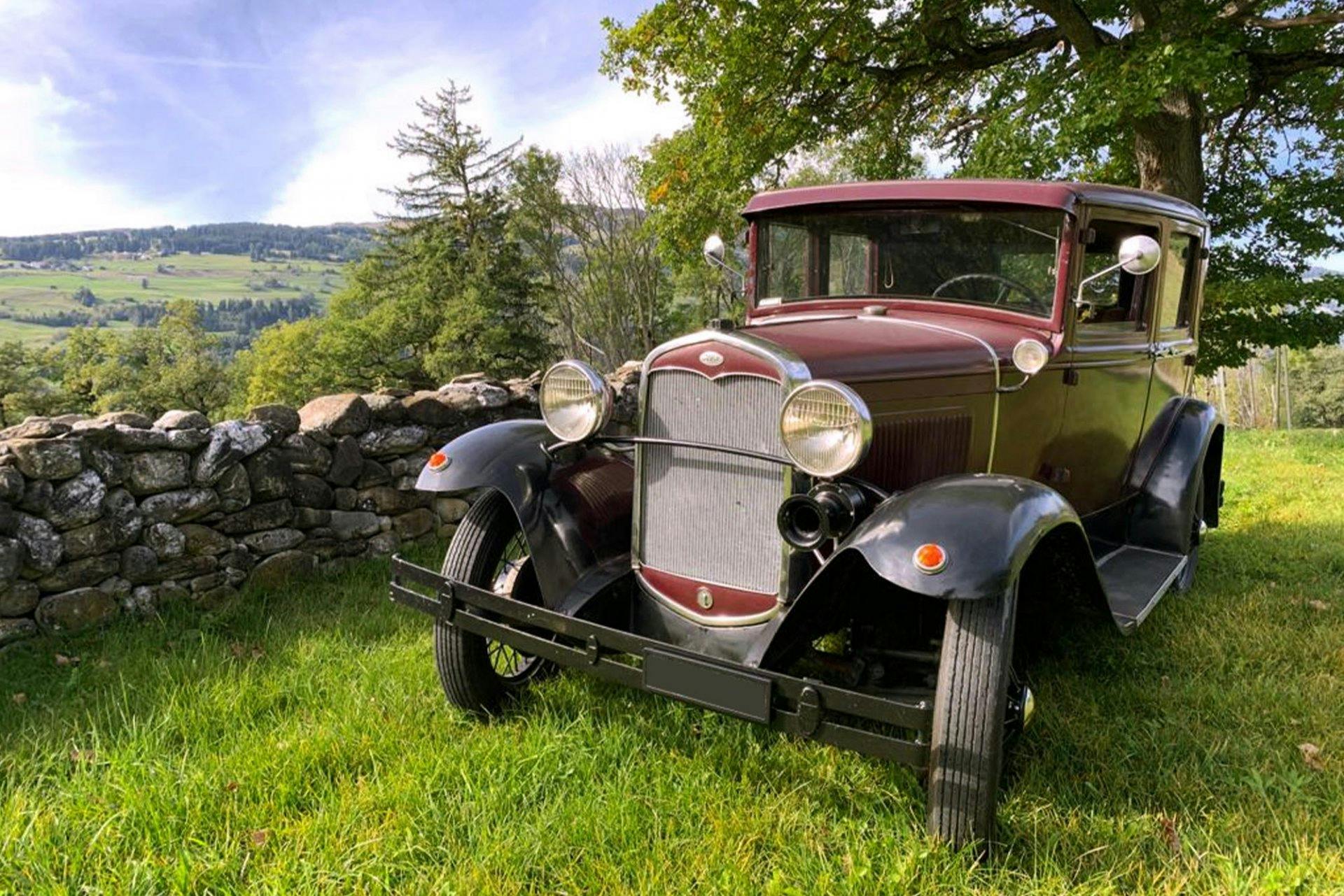 Bei einer stilvollen Oldtimer-Ausfahrt erkundet ihr die malerische Landschaft.