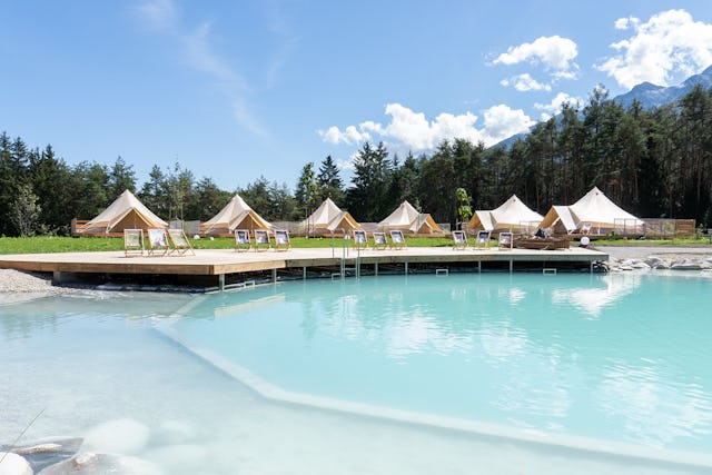 Im Nature Resort des Ferienparadieses Natterer See kann man in Safari-Lodge-Zelten übernachten.