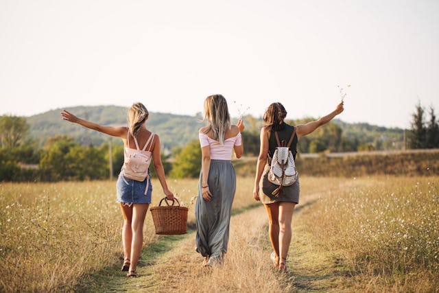 Sommer, Sonne und gute Vibes: Picknicken mit Freundinnen im Tessin macht einfach nur gute Laune.