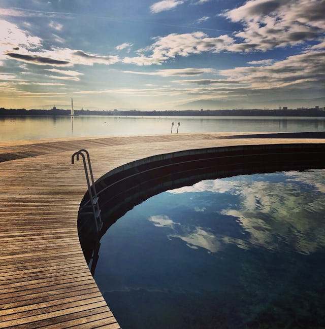 Auf der Badeinsel Quay de Cologny in der Nähe von Genf lässt sich der perfekte Tag geniessen.