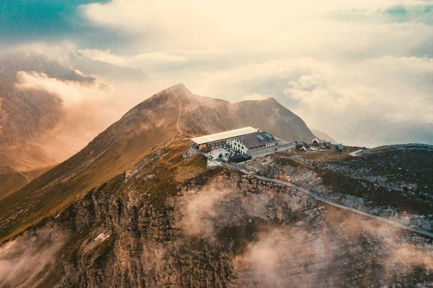 Einer der bekanntesten Gipfel des Berner Oberlands: Der Niesen mit seiner ikonischen Pyramidenform.