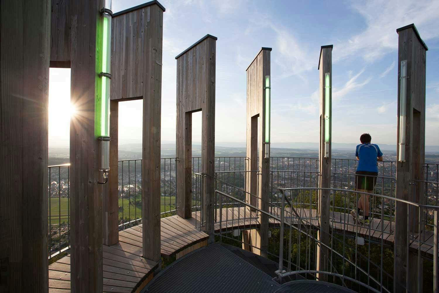 Der 22 Meter hohe Aussichtsturm auf Berns Hausberg liefert dir beste Sicht auf die Hauptstadt.
