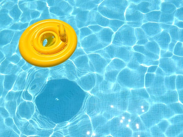 Vorsicht nach dem Baden: Nasse Haare nie zu stark trockenrubbeln; dafür mit Geduld sanft bürsten. Vorsicht nach dem Baden: Nasse Haare nie zu stark trockenrubbeln; dafür mit Geduld sanft bürsten.