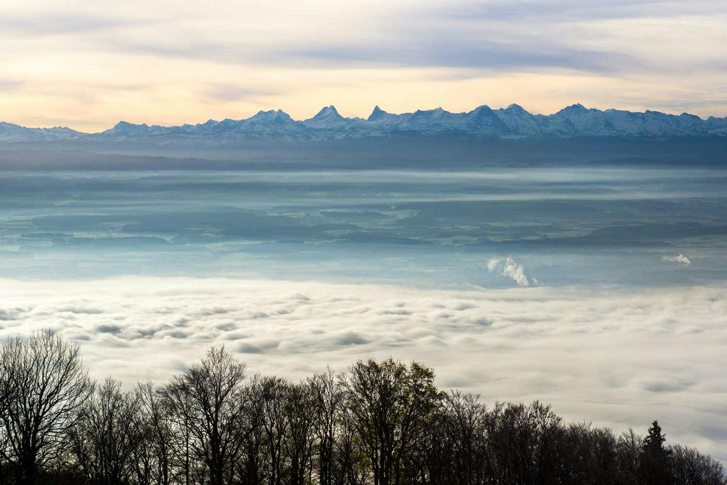 Geniesse die wunderschöne Fernsicht auf das Tal und die gegenüberliegenden Berge.