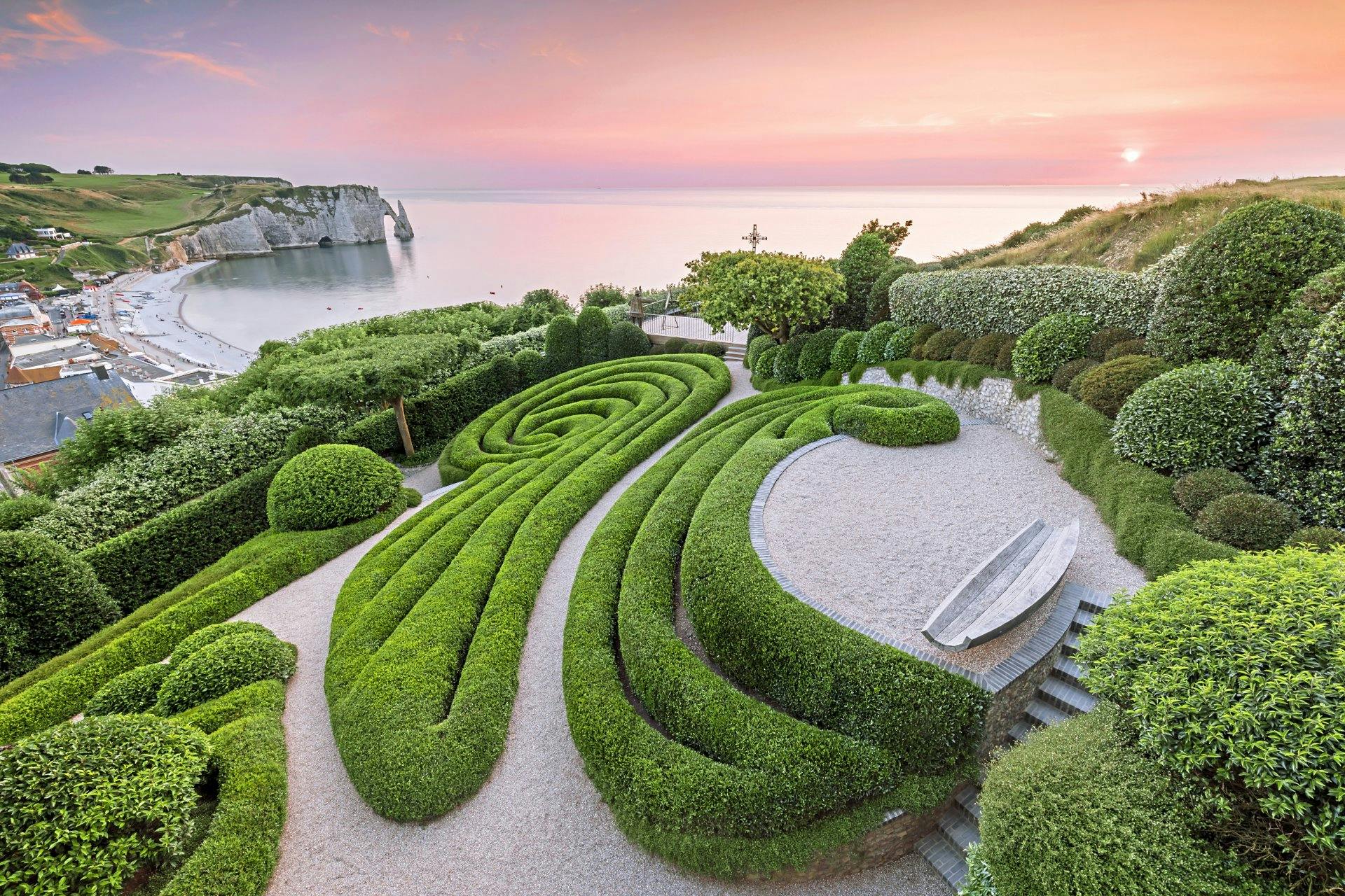 Oder bestaune in der Normandie die experimentellen Gärten – die Jardins d'Etretat.