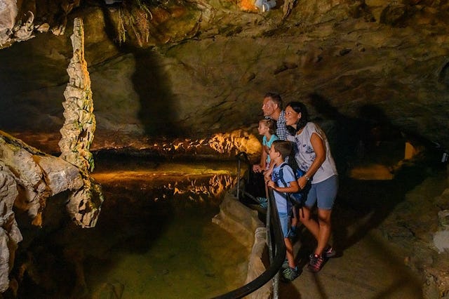 Plongez dans les entrailles de la terre et parcourez un kilomètre hors de notre temps.